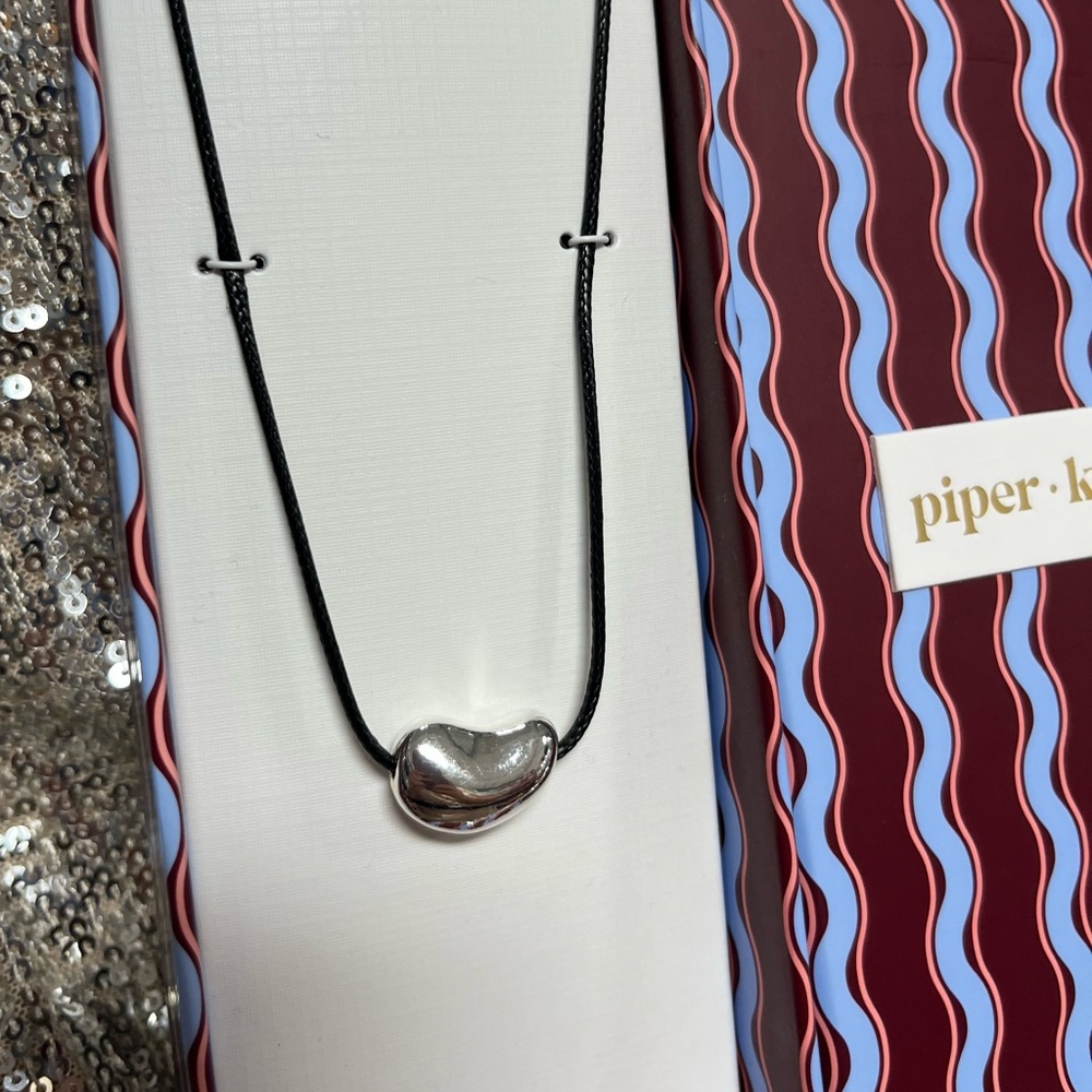 NWT ⚜️🖤⚜️ Piper K Beautiful Silver Tone Pendant Necklace - Picture 4 of 7